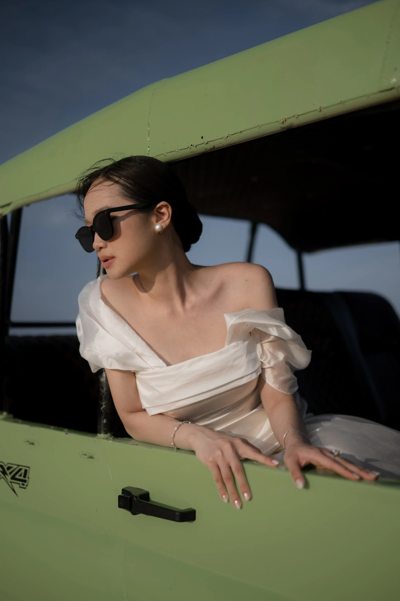 Linh tựa bên cửa sổ chiếc thuyền xanh.