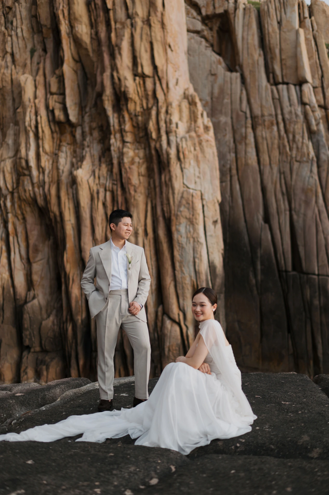 Linh ngồi bên Bình dưới vách đá.
