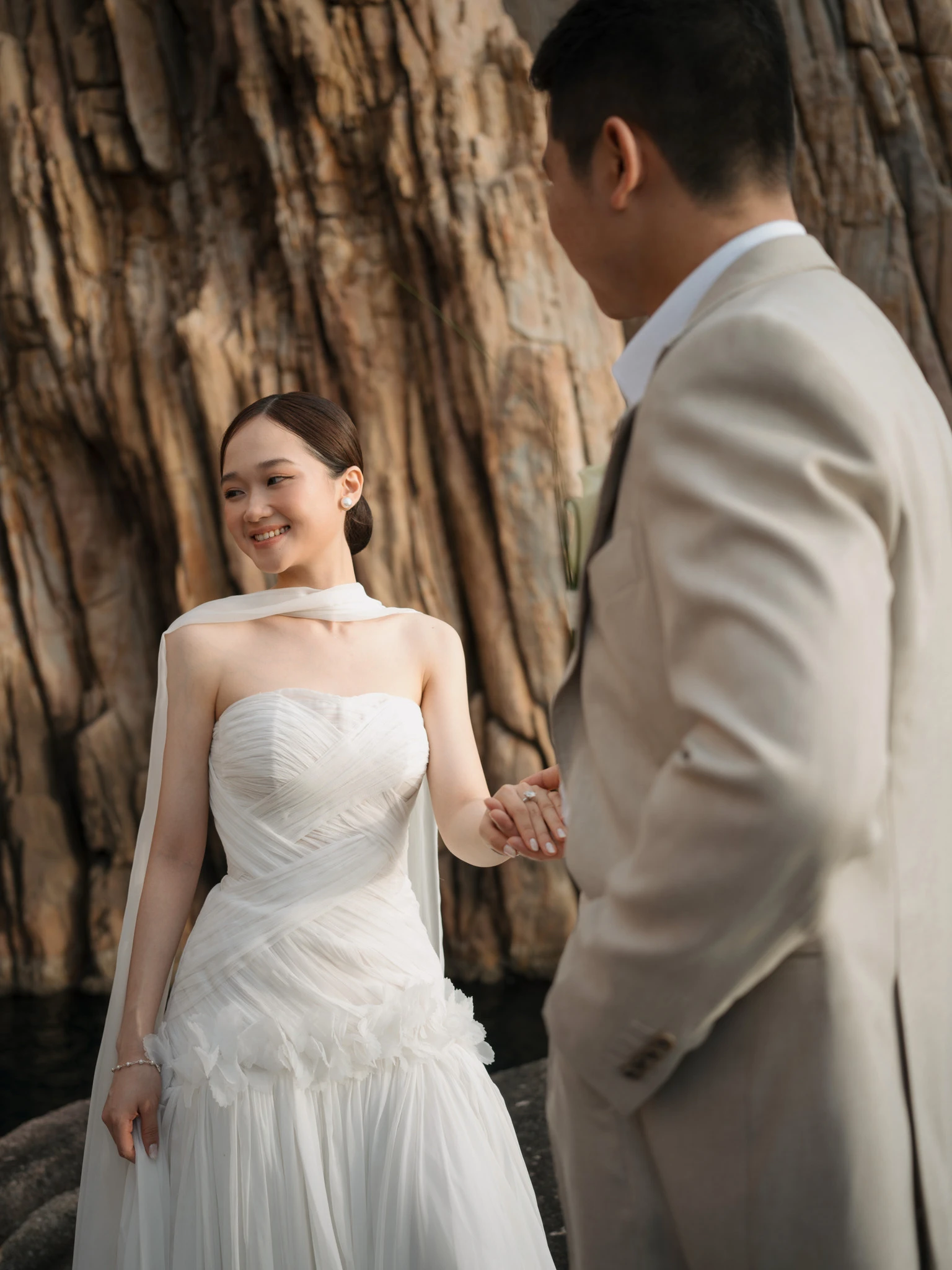 Linh mỉm cười với Bình bên vách đá.