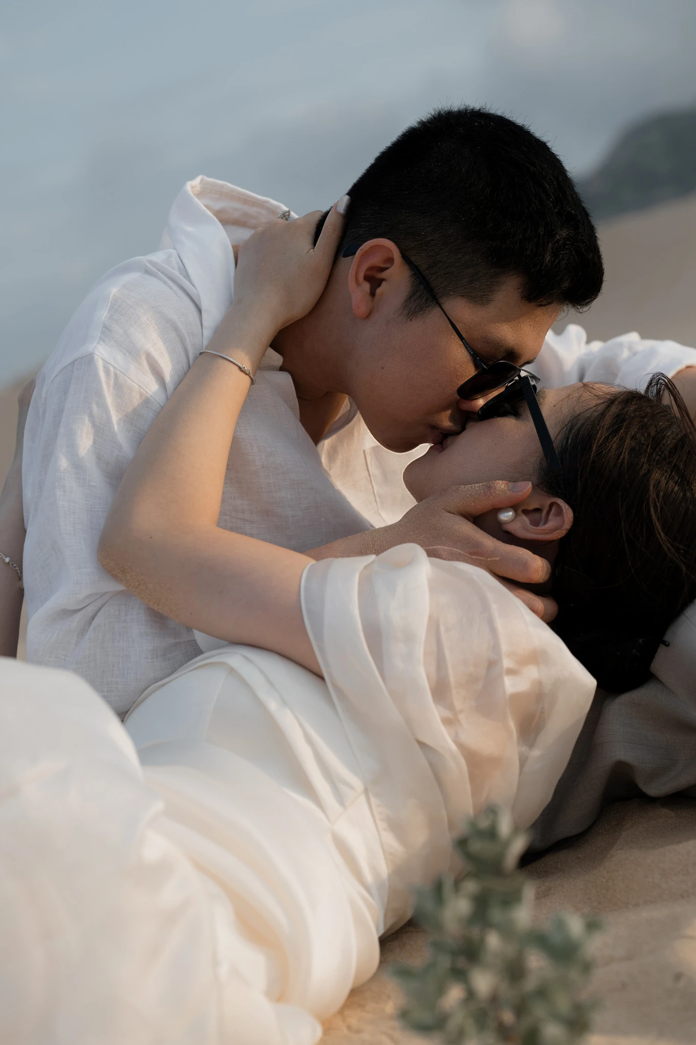 Linh và Bình trao nụ hôn trên đồi cát.