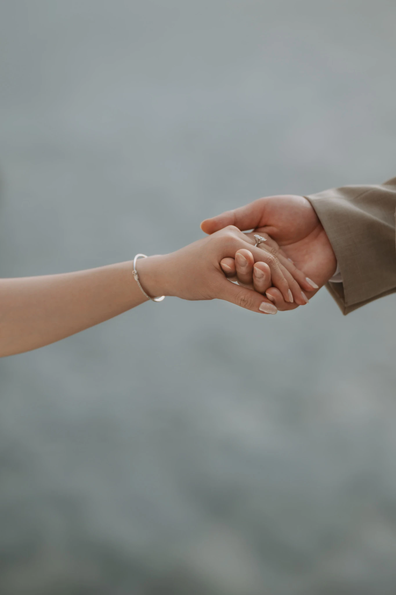 Linh và Bình nắm tay nhau bên biển.
