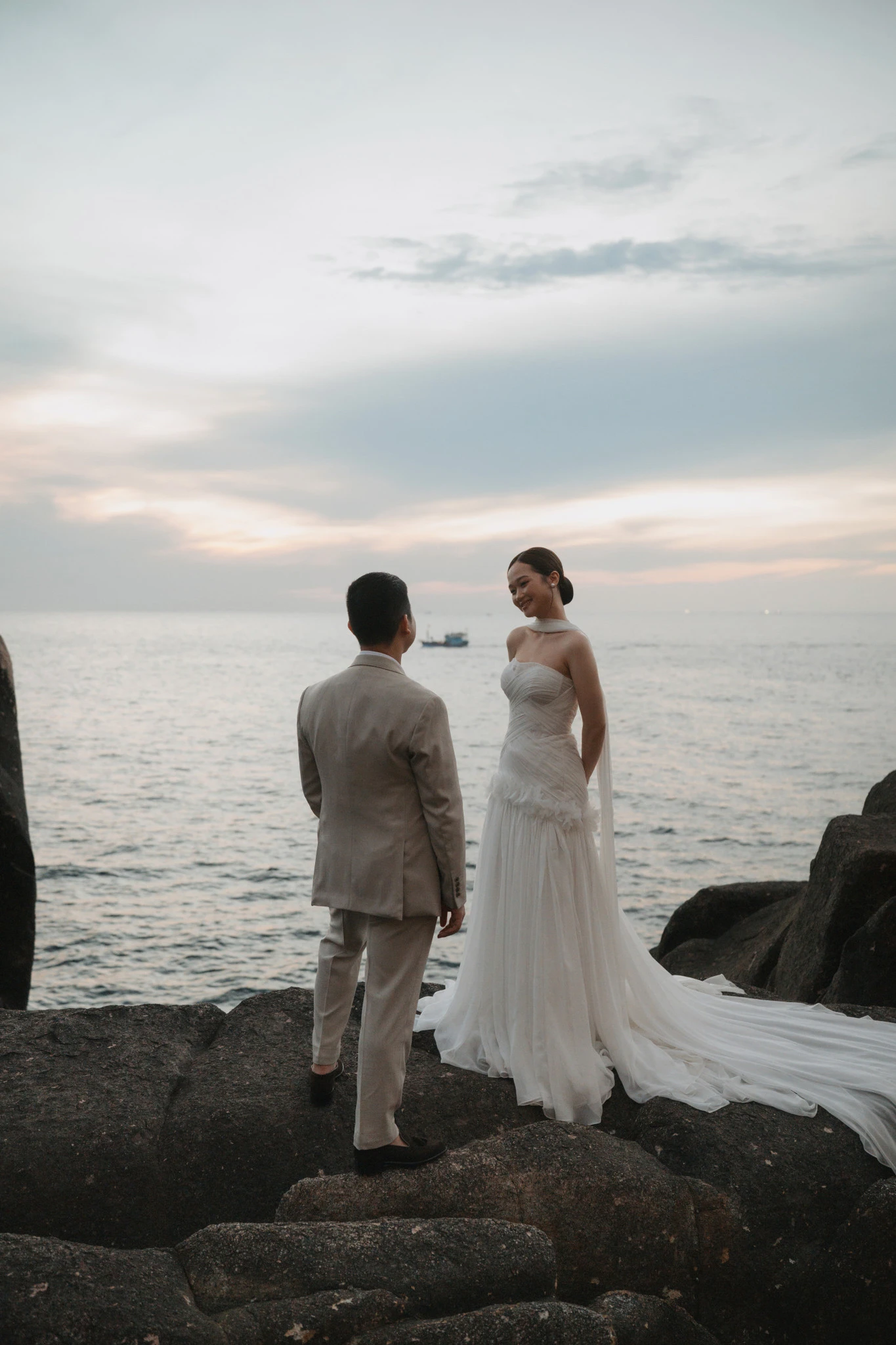 Linh và Bình nhìn về phía biển.