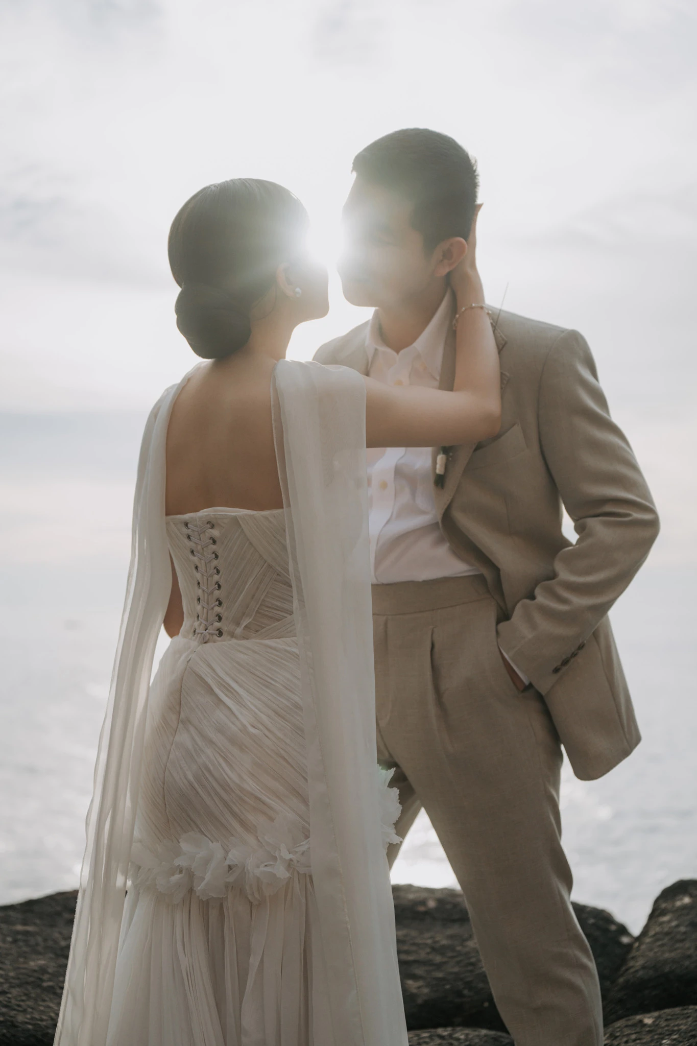Linh và Bình bên biển trong ánh nắng.