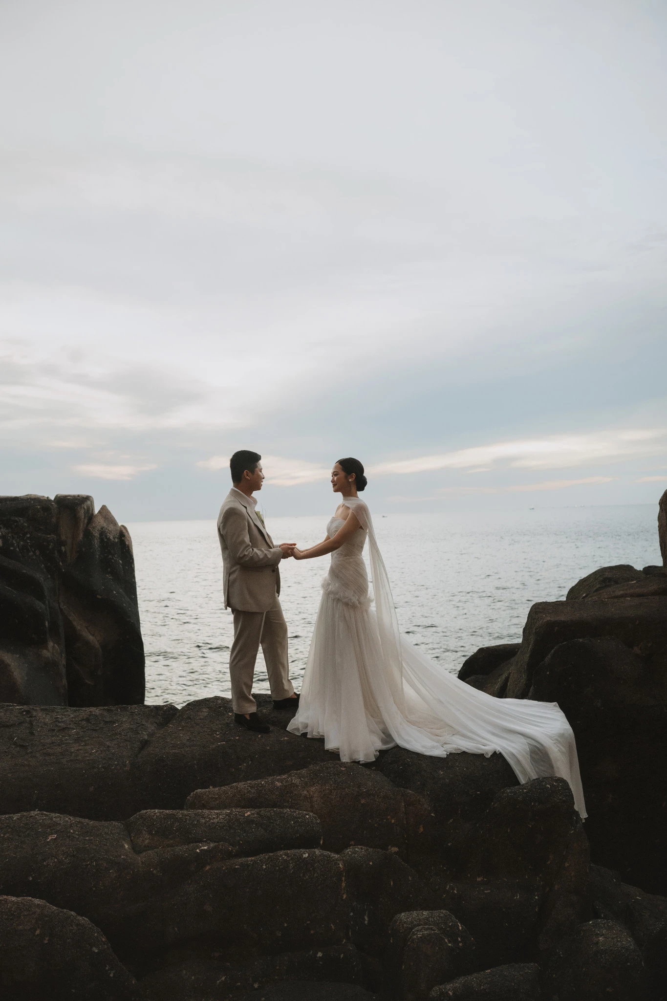 Linh và Bình giữa bờ đá và biển Vĩnh Hy.