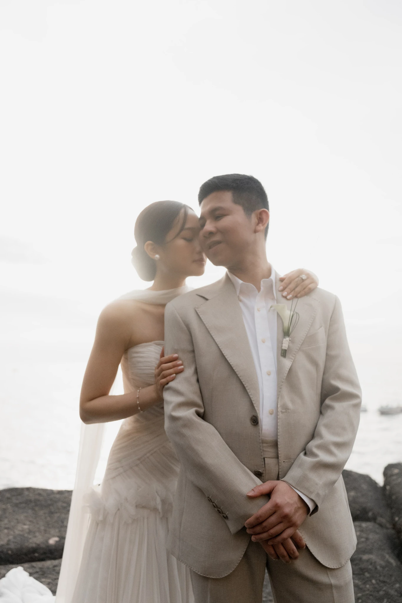 Bình đứng bên biển, Linh tựa bên anh.