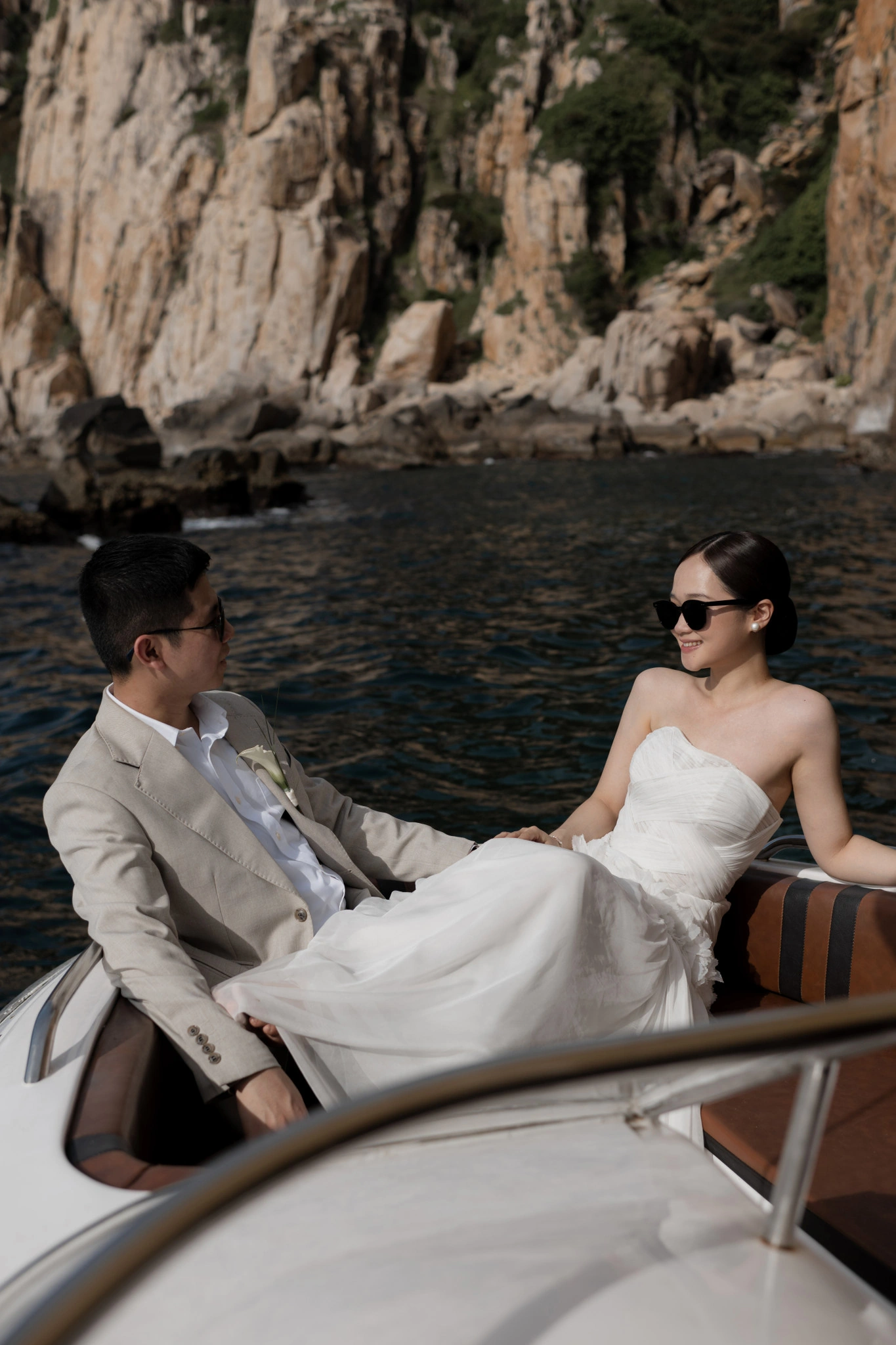 Linh và Bình ngồi trên thuyền giữa vịnh Vĩnh Hy.