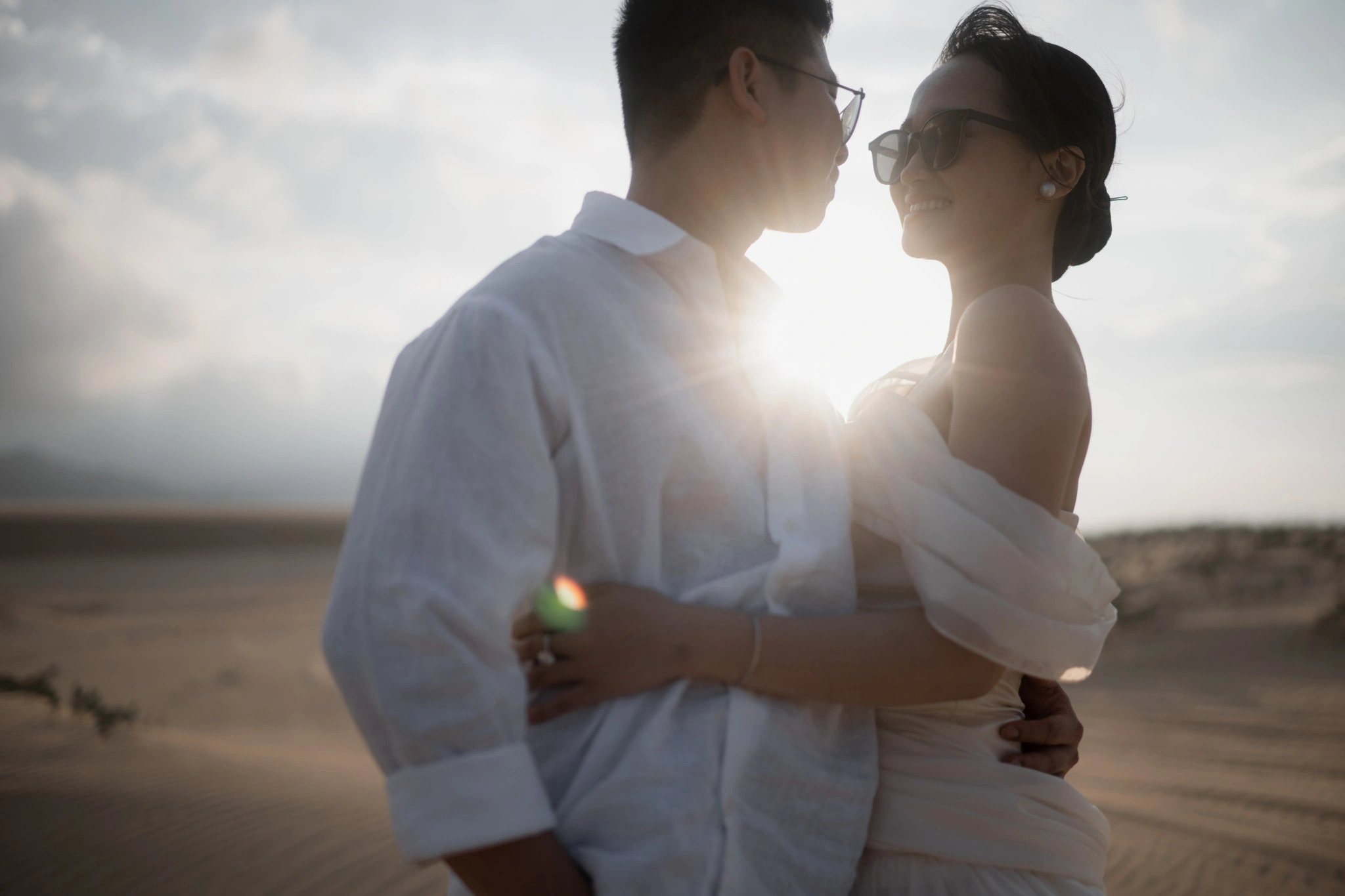 Ảnh cưới Bình và Linh tựa trán bên nhau trong nắng chiều.