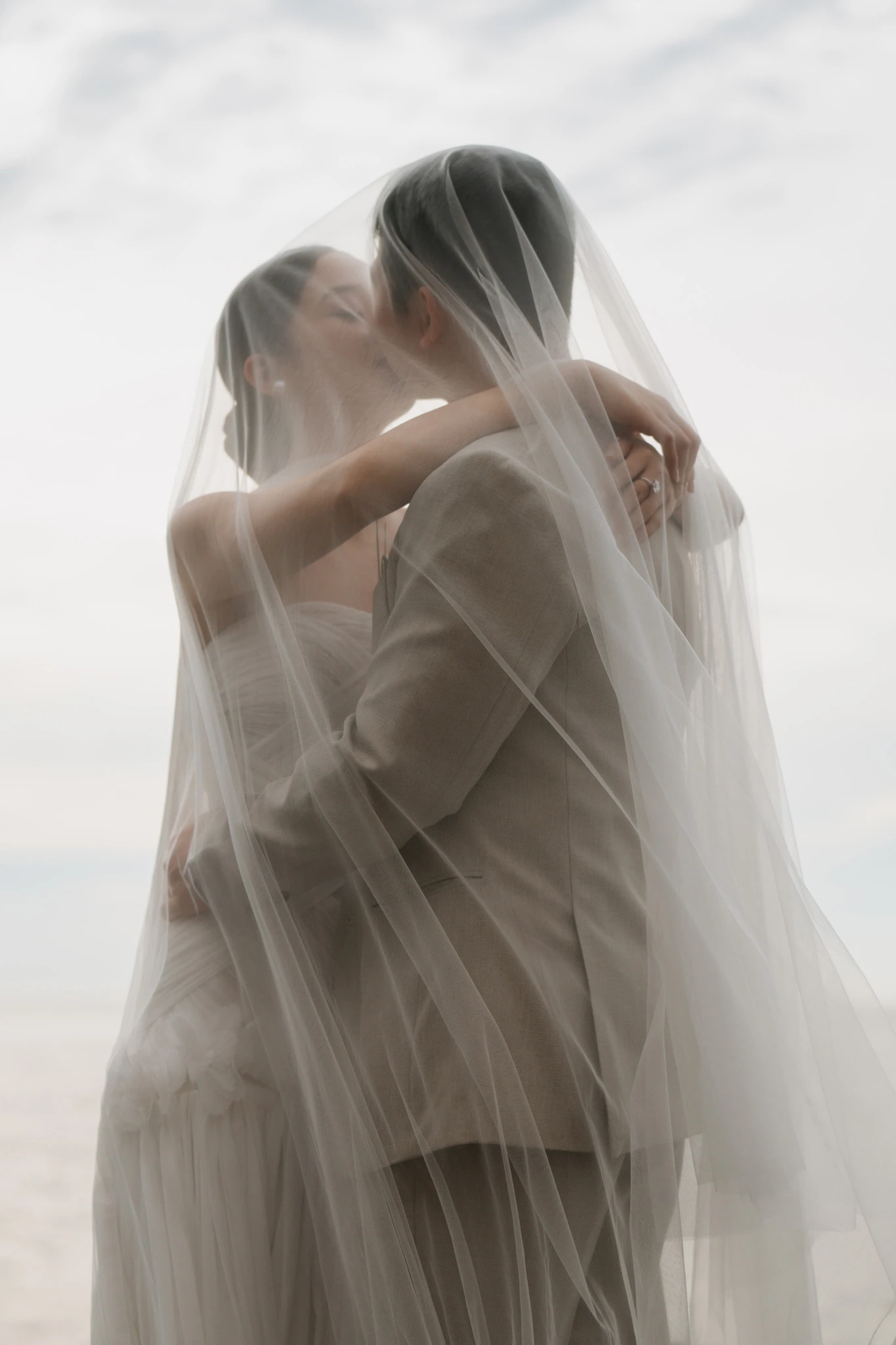 Linh và Bình ôm nhau dưới khăn voan.
